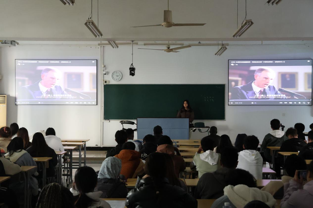 图为中国学生与留学生一同欣赏经典电影片段